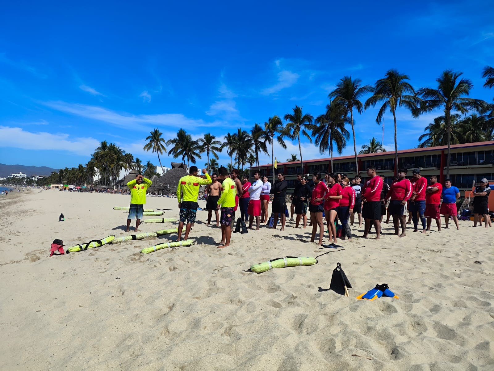 Reciben guardavidas de Bahía de Banderas, capacitación previa a las vacaciones de Semana Santa 2024