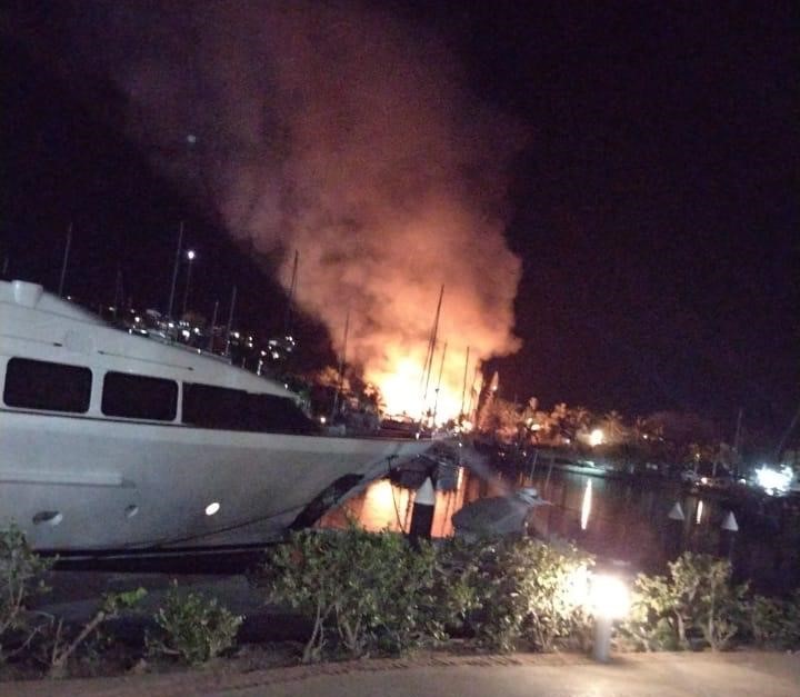 Incendio en pastizal puso en riesgo a embarcaciones en "La Cruz de Huanacaxtle"