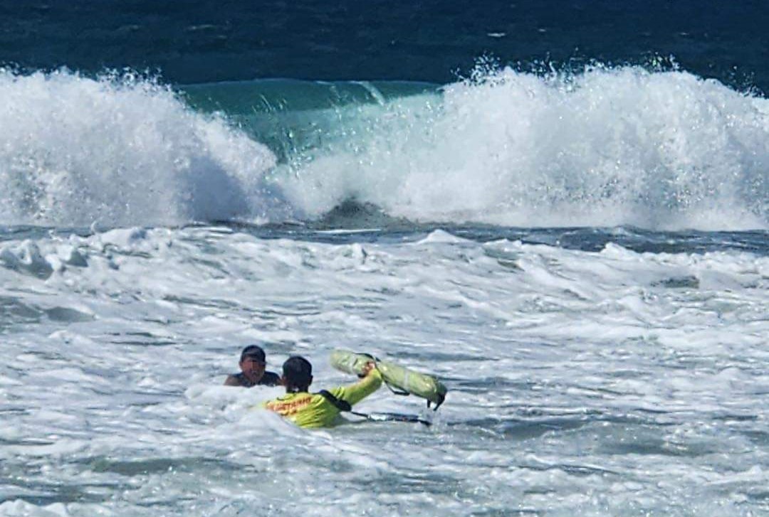 Protección Civil y Bomberos rescata a un joven en la playa Punta Negra