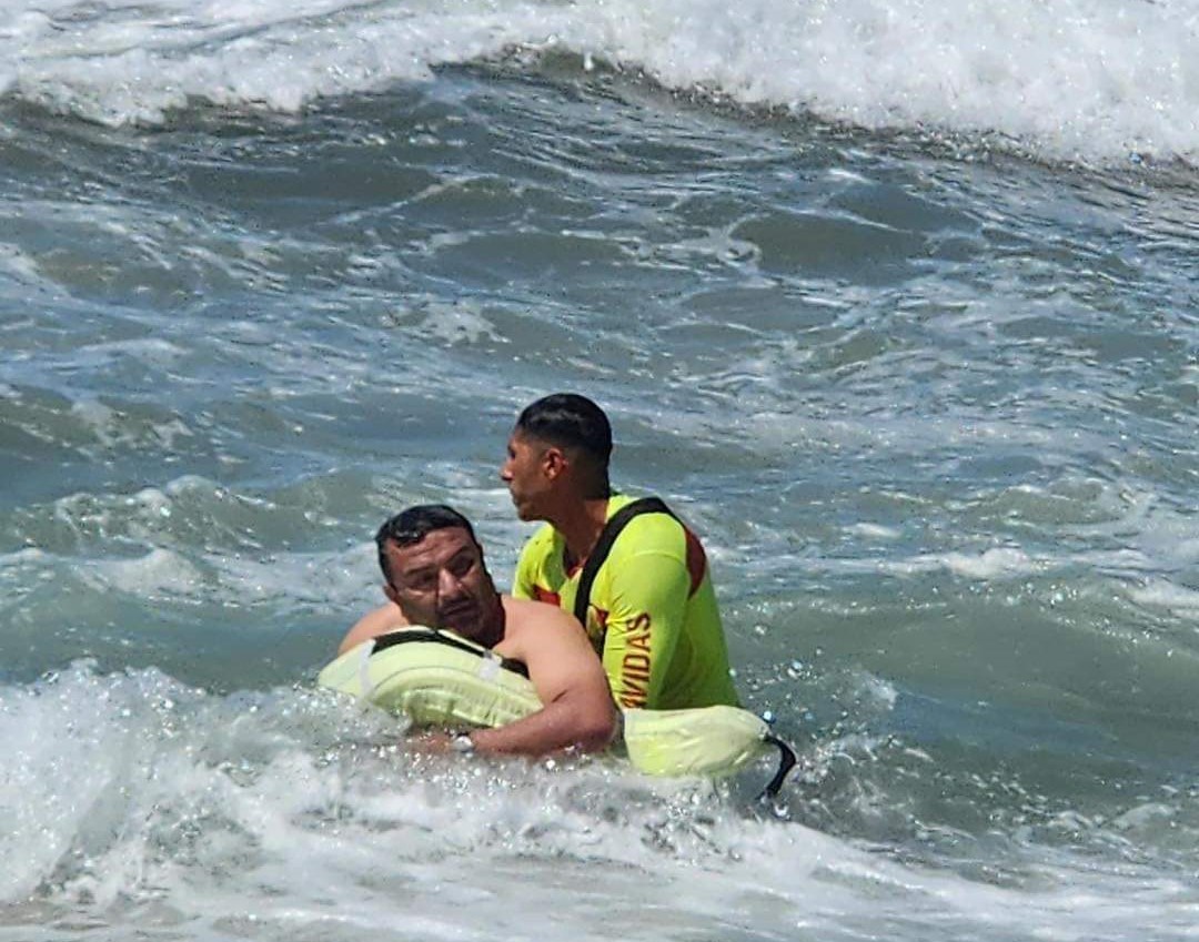 Rescatan guardavidas a 8 personas en diferentes playas de Bahía de Banderas