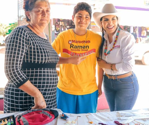 Visita la presidenta municipal, Mirtha Villalvazo, el tianguis sabatino de San José del Valle