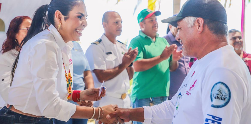 La alcaldesa Mirtha Villalvazo entrega credenciales a pescadores de las cooperativas de Bahía de Banderas