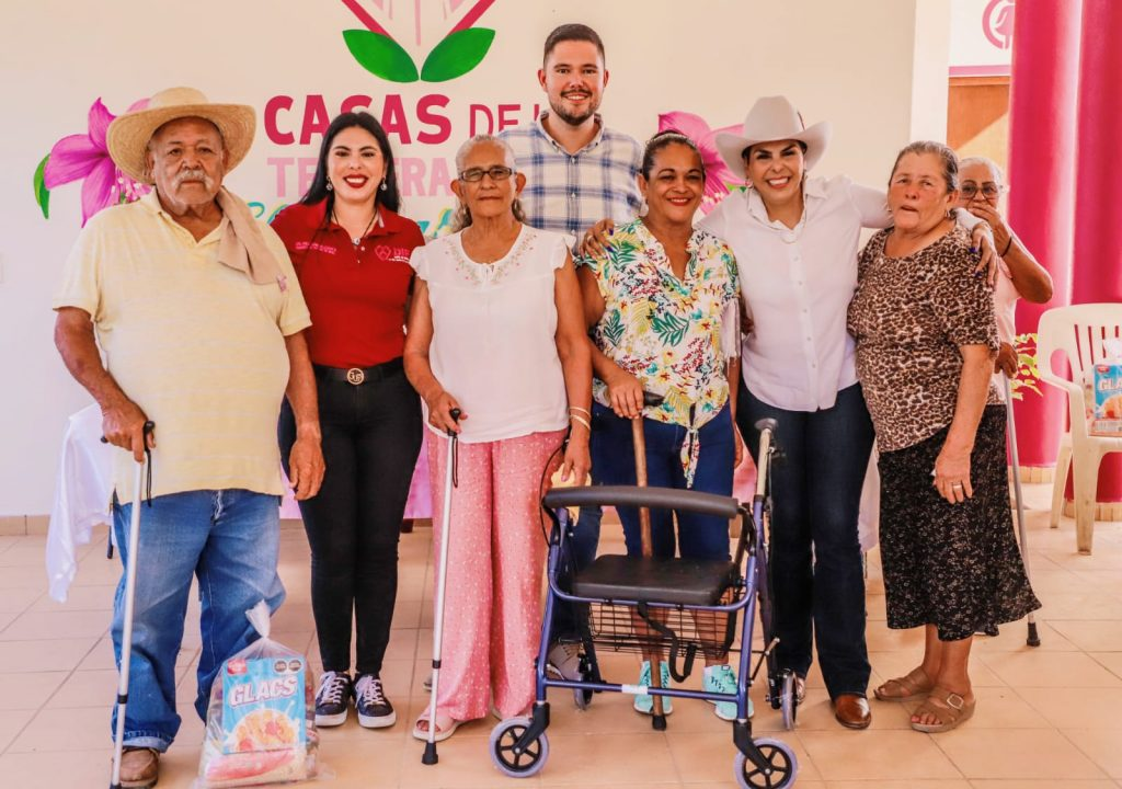 Entrega la alcaldesa, Mirtha Villalvazo, la Casa de la Tercera Edad de El Coatante