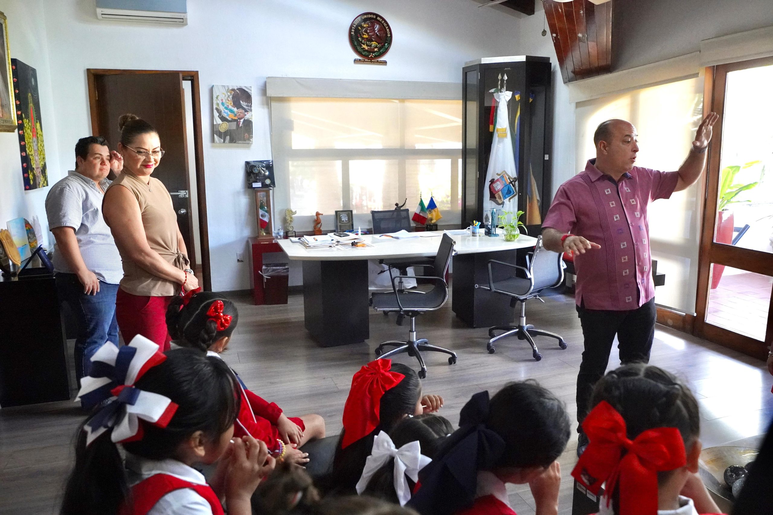 Alumnas de la primaria Teresa Barba Palomera visitan el Palacio Municipal