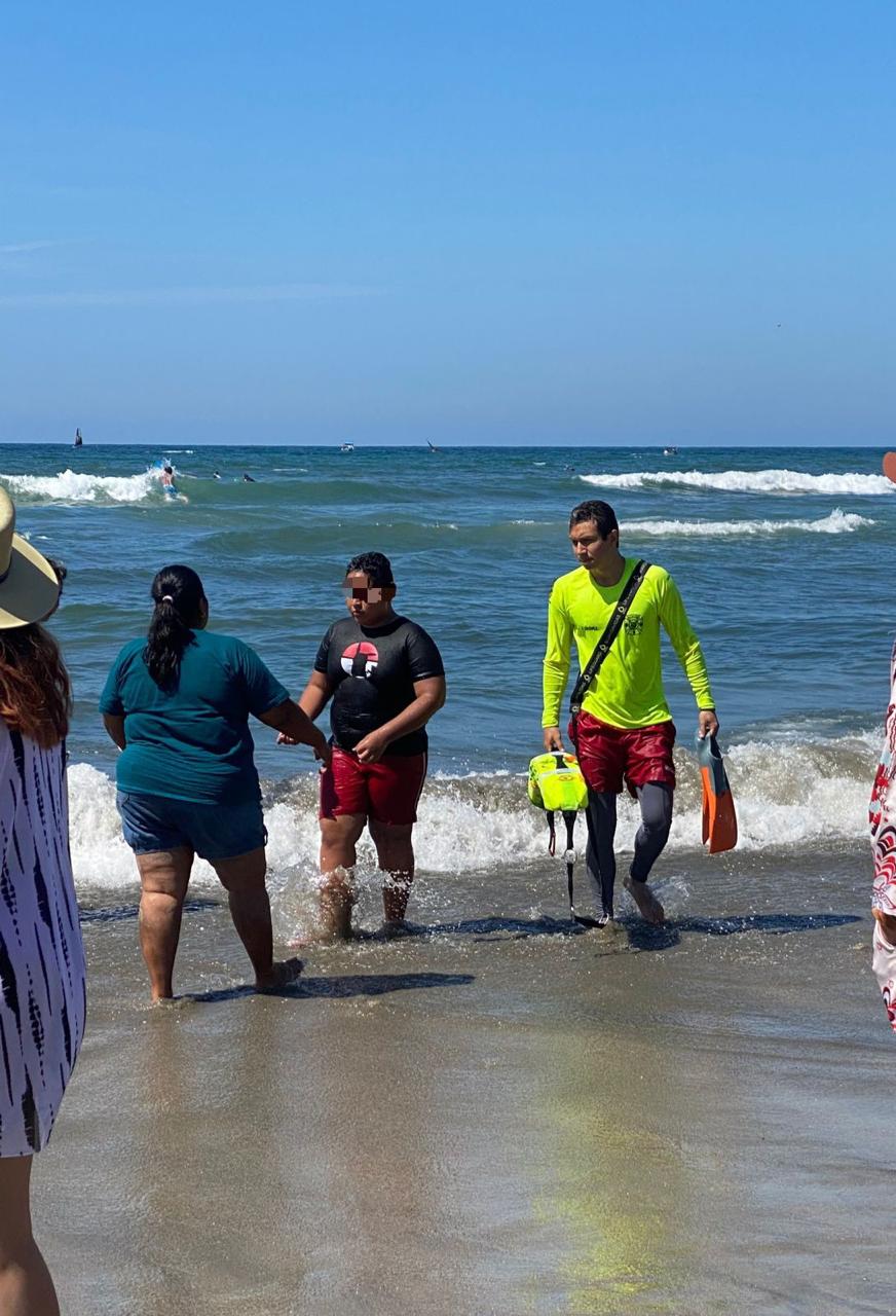 Guardavidas rescatan a menor del mar en Sayulita