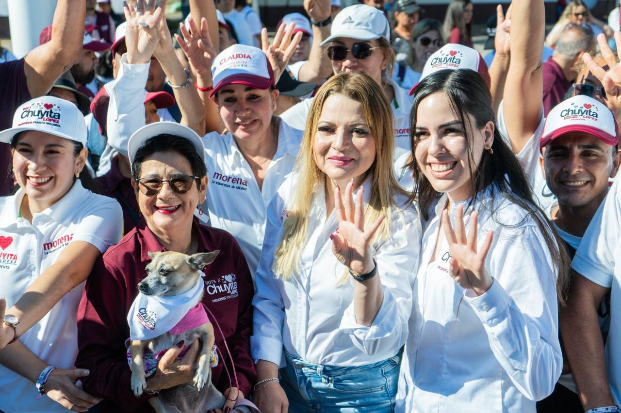 Chuyita López y Claudia Delgadillo realizan gran paseo canino