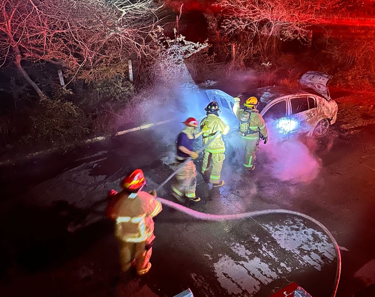 Combate Protección Civil incendio de vehículo en San Vicente