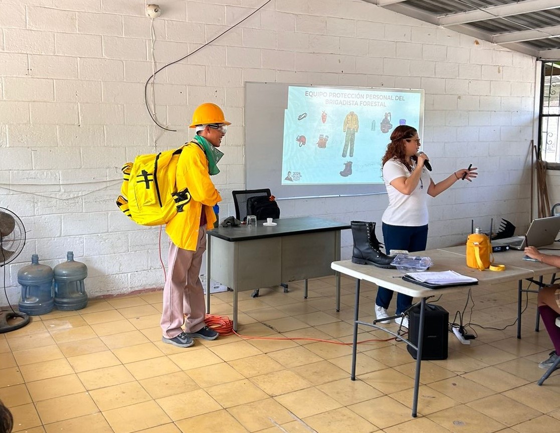 Capacitan a estudiantes de Bahía de Banderas sobre prevención de incendios