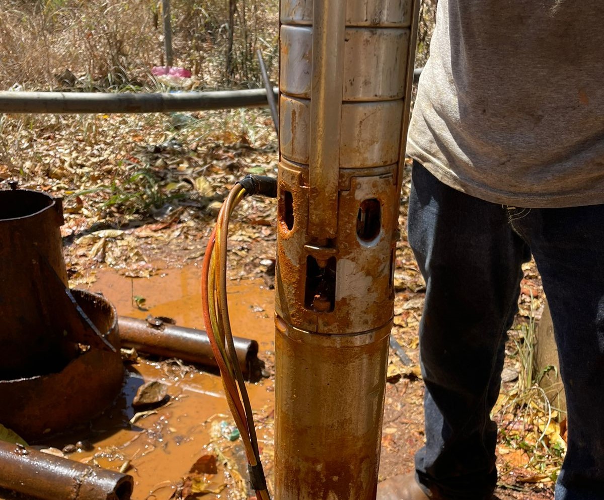 Dan mantenimiento a la tubería de pozo profundo de agua en Higuera Blanca