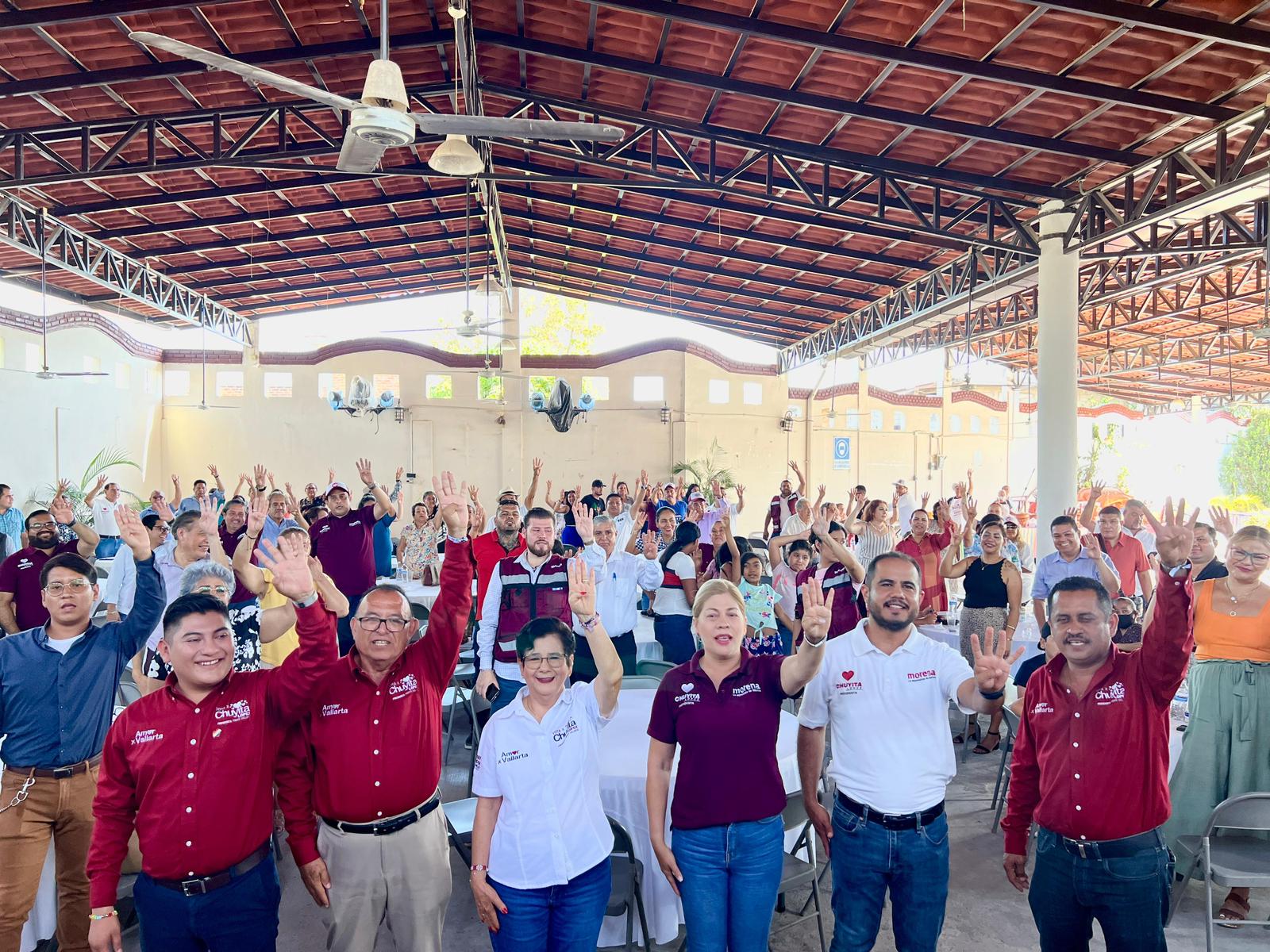 Los profesores celebran con Chuyita López