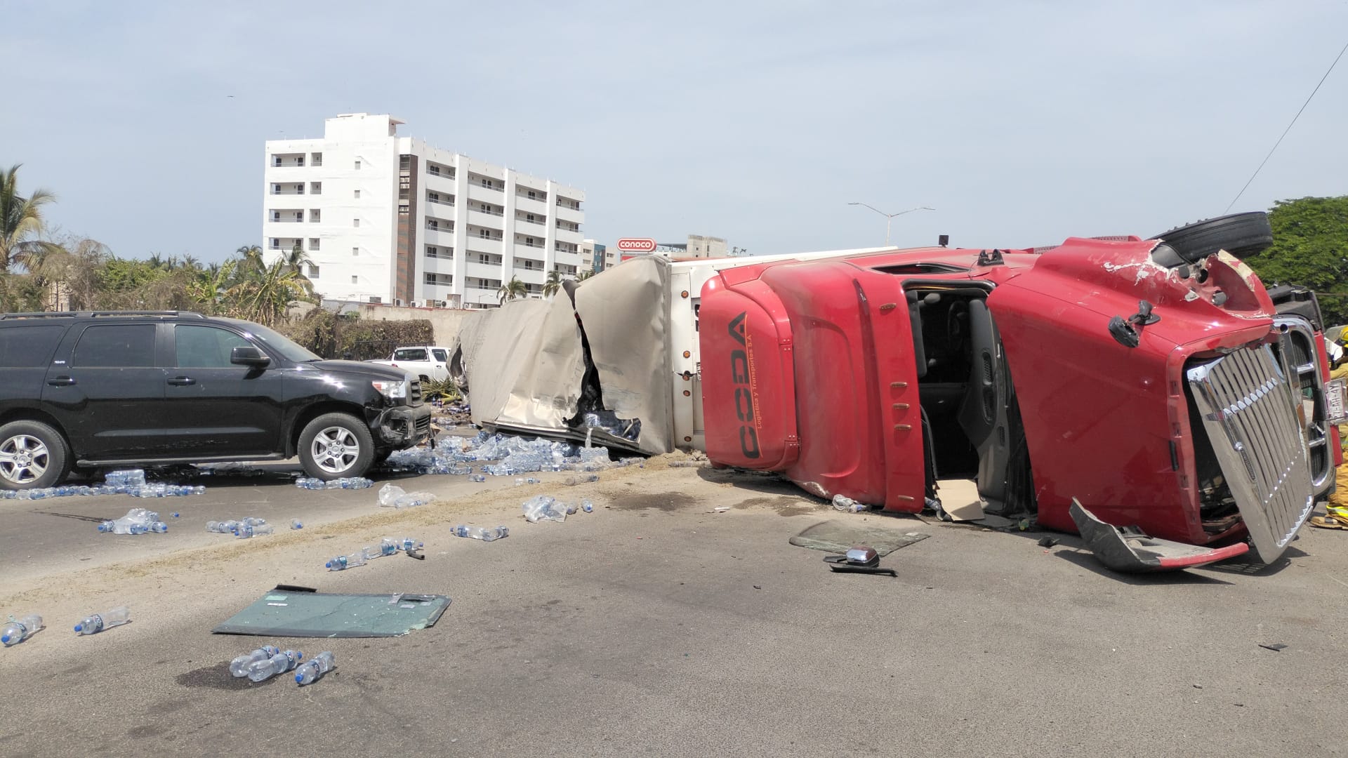 Solo daños materiales dejó volcadura de tráiler en Bucerías