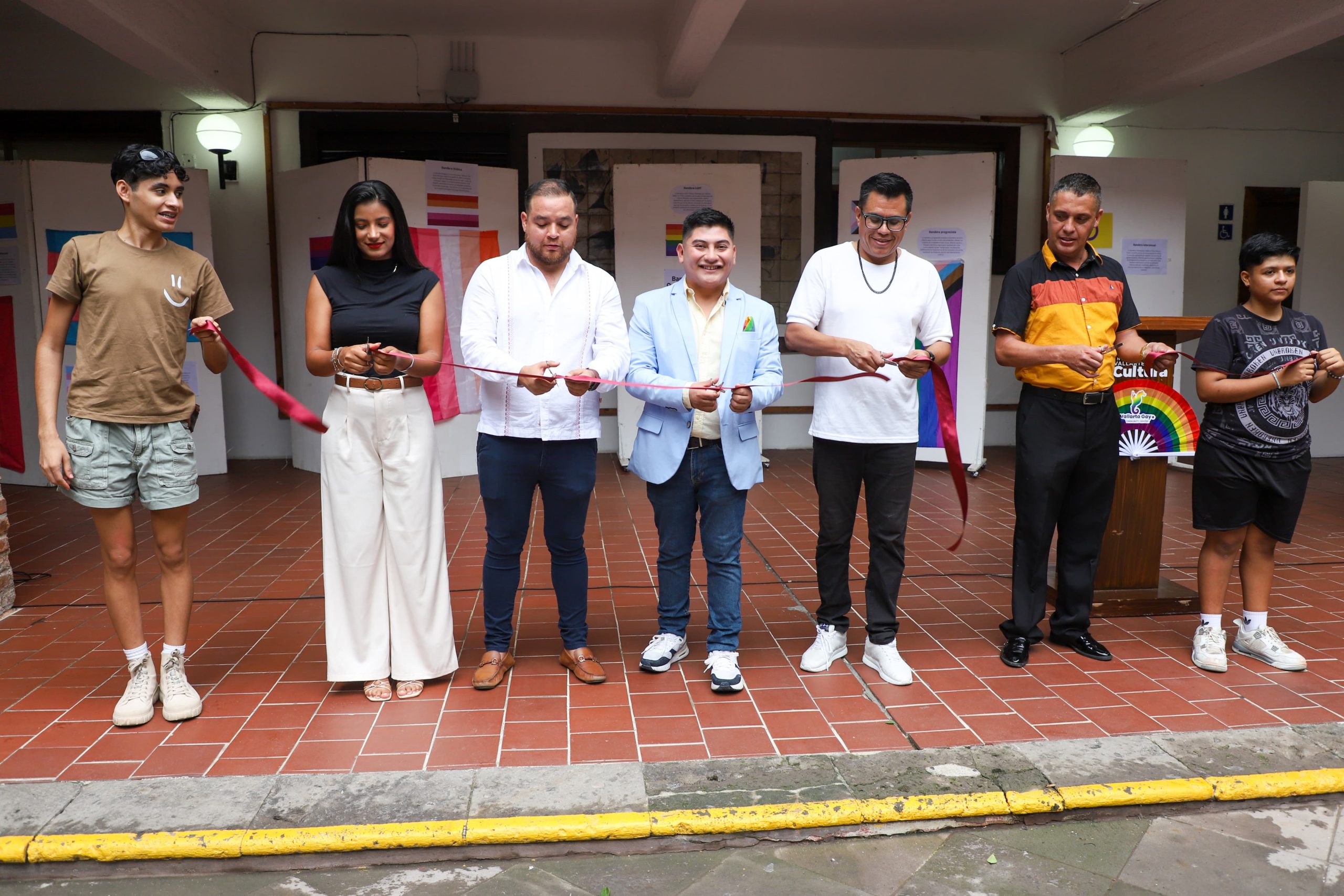 Inauguran exposición ‘Banderas del Orgullo: Un Viaje por la Diversidad’