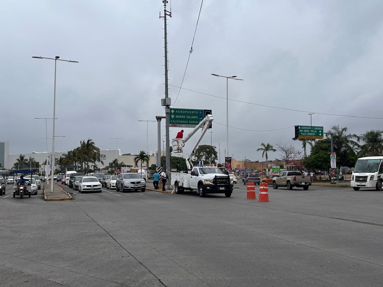 Rehabilitan semáforos afectados por la lluvia