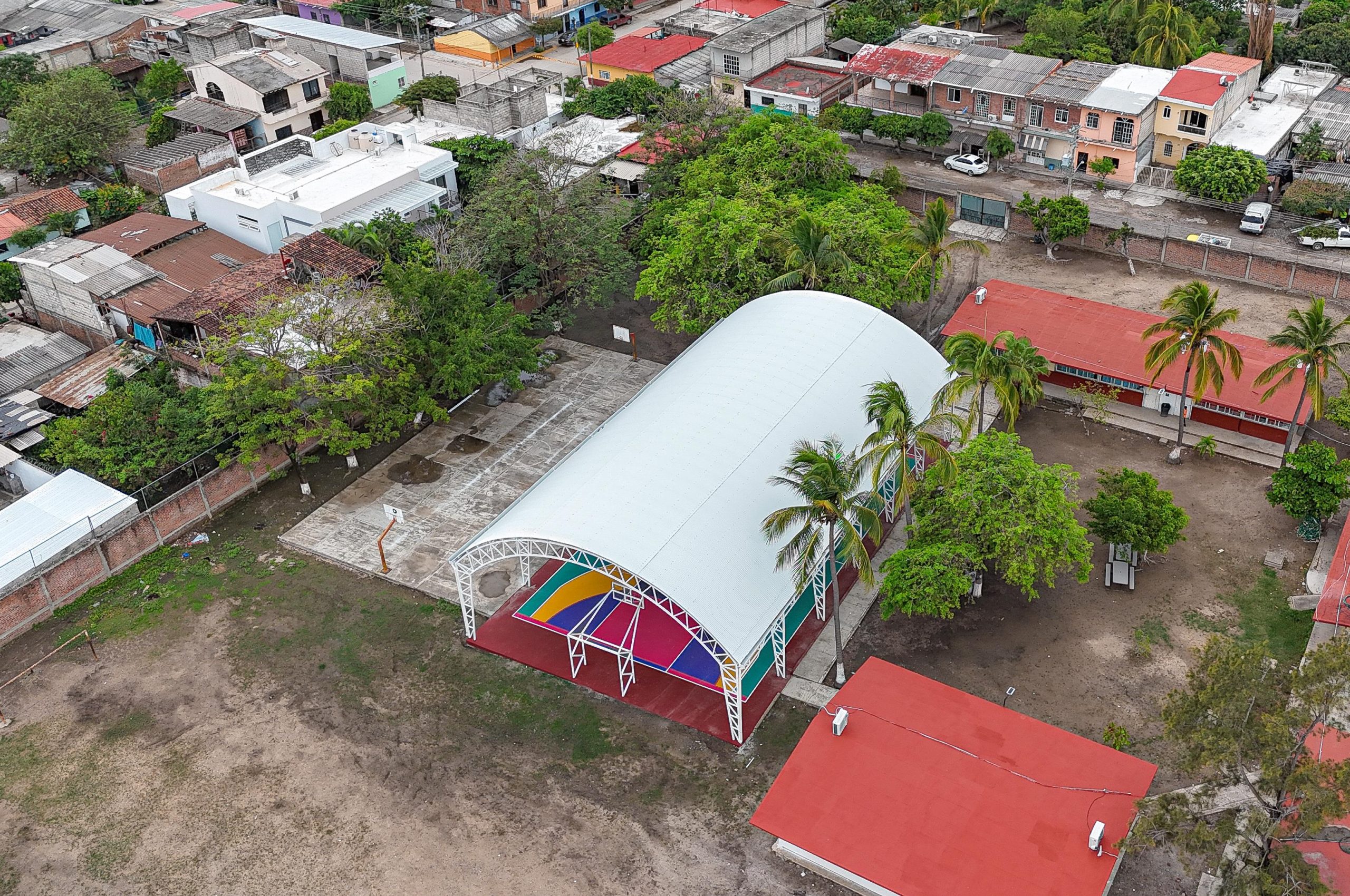 Entrega Lía Castro Díaz de León un domo en San Juan de Abajo