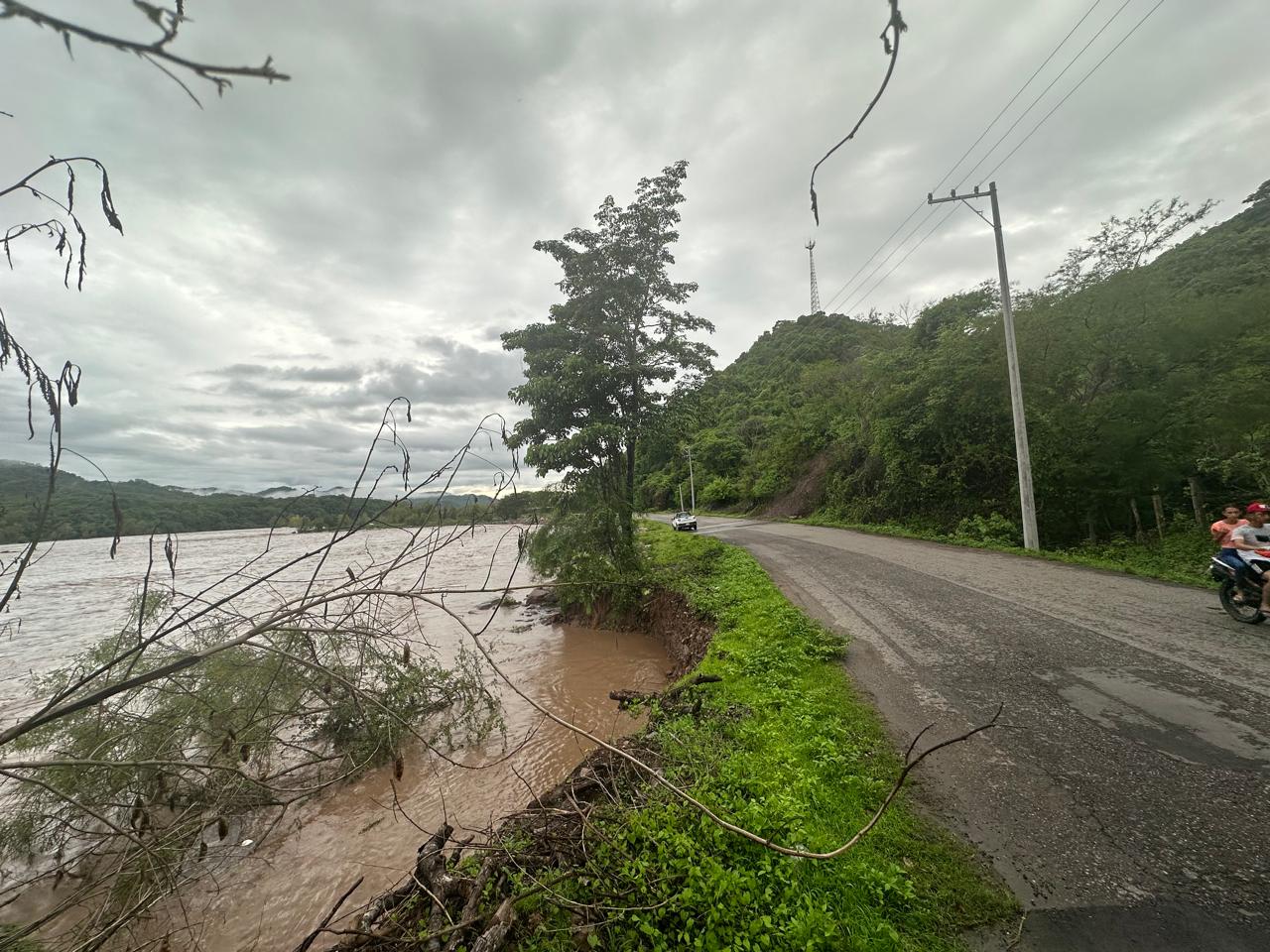 Gobierno Municipal atiende socavón en Los Sauces generado por el Río Ameca