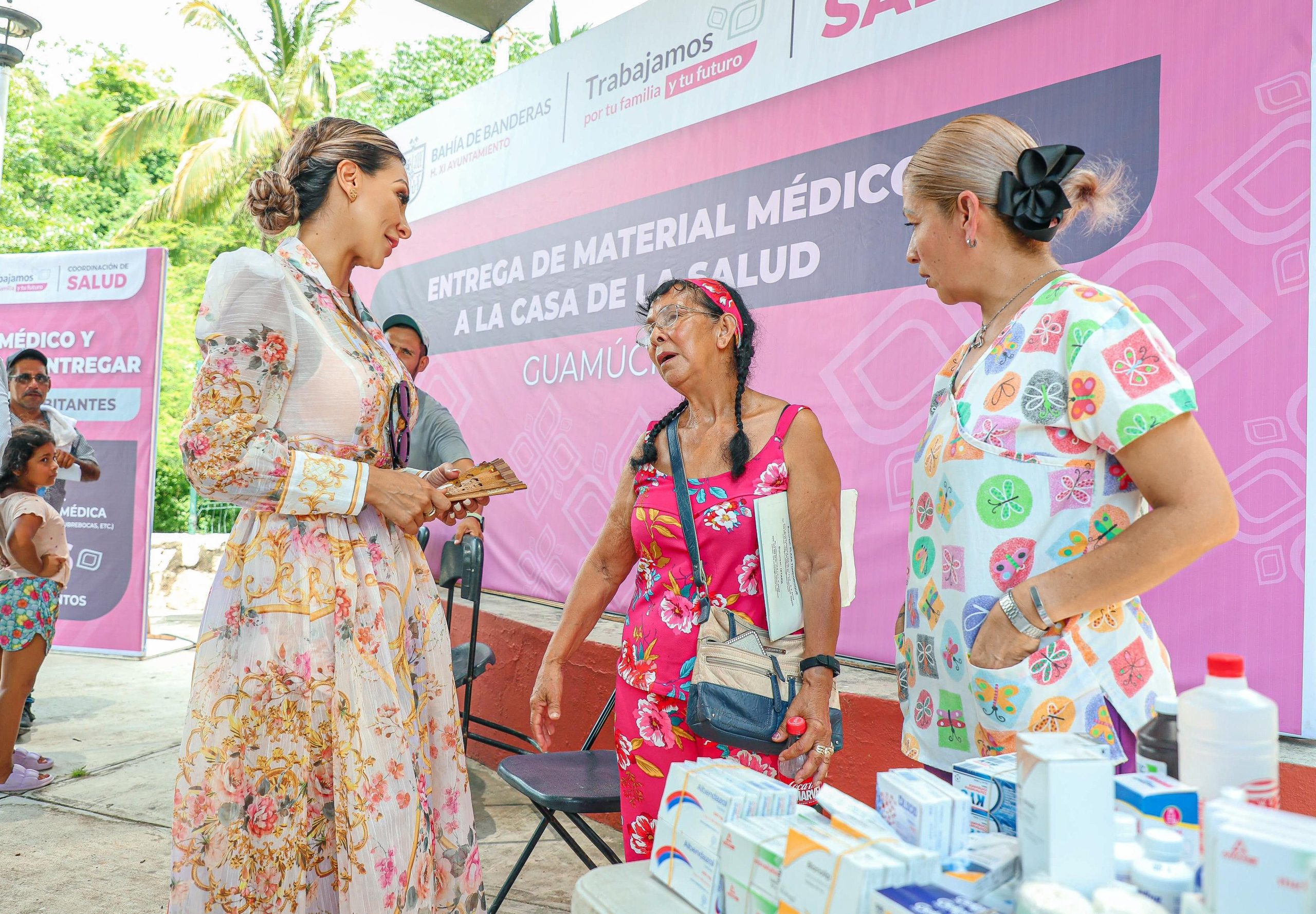 Recibe material médico la Casa de Salud de la comunidad de El Guamúchil de manos de la alcaldesa