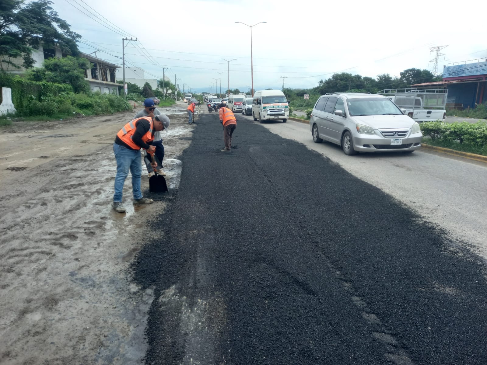 El gobierno municipal no para, en estos momentos realiza trabajos de bacheo en el crucero de El Manguito