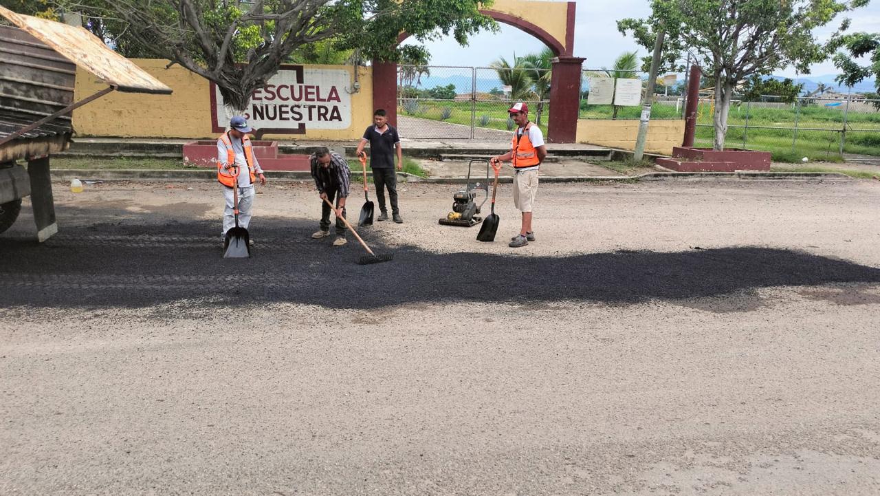 Se rehabilitan las zonas con más baches en la localidad de San Juan Papachula, en Bahía de Banderas