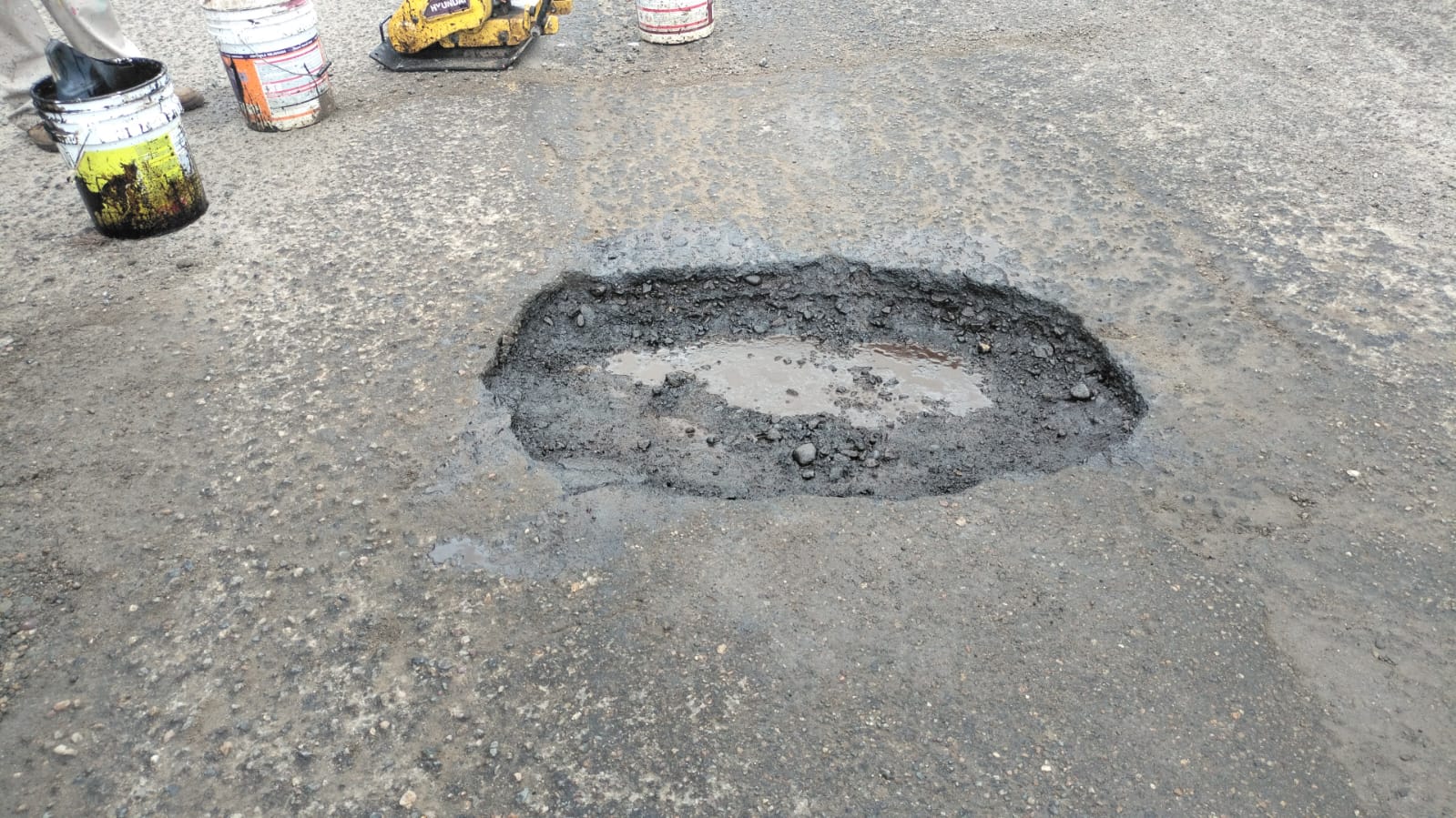 Continúa la jornada de bacheo en la carretera al Manguito