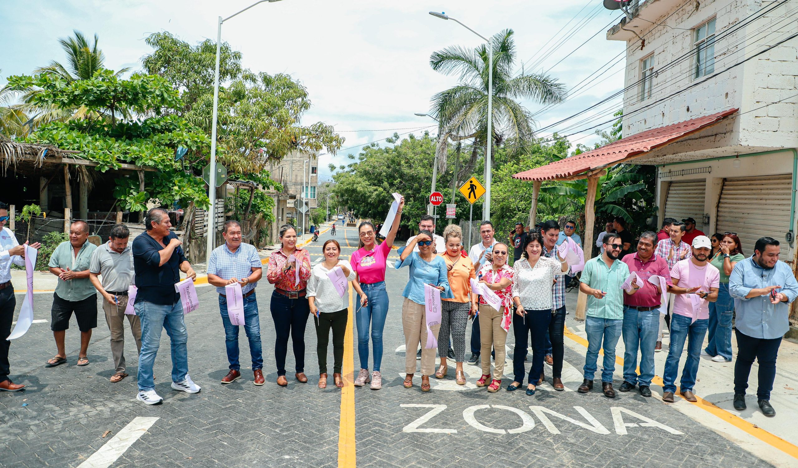 Entrega gobierno de Bahía de Banderas dos calles y una avenida  en localidades del municipio