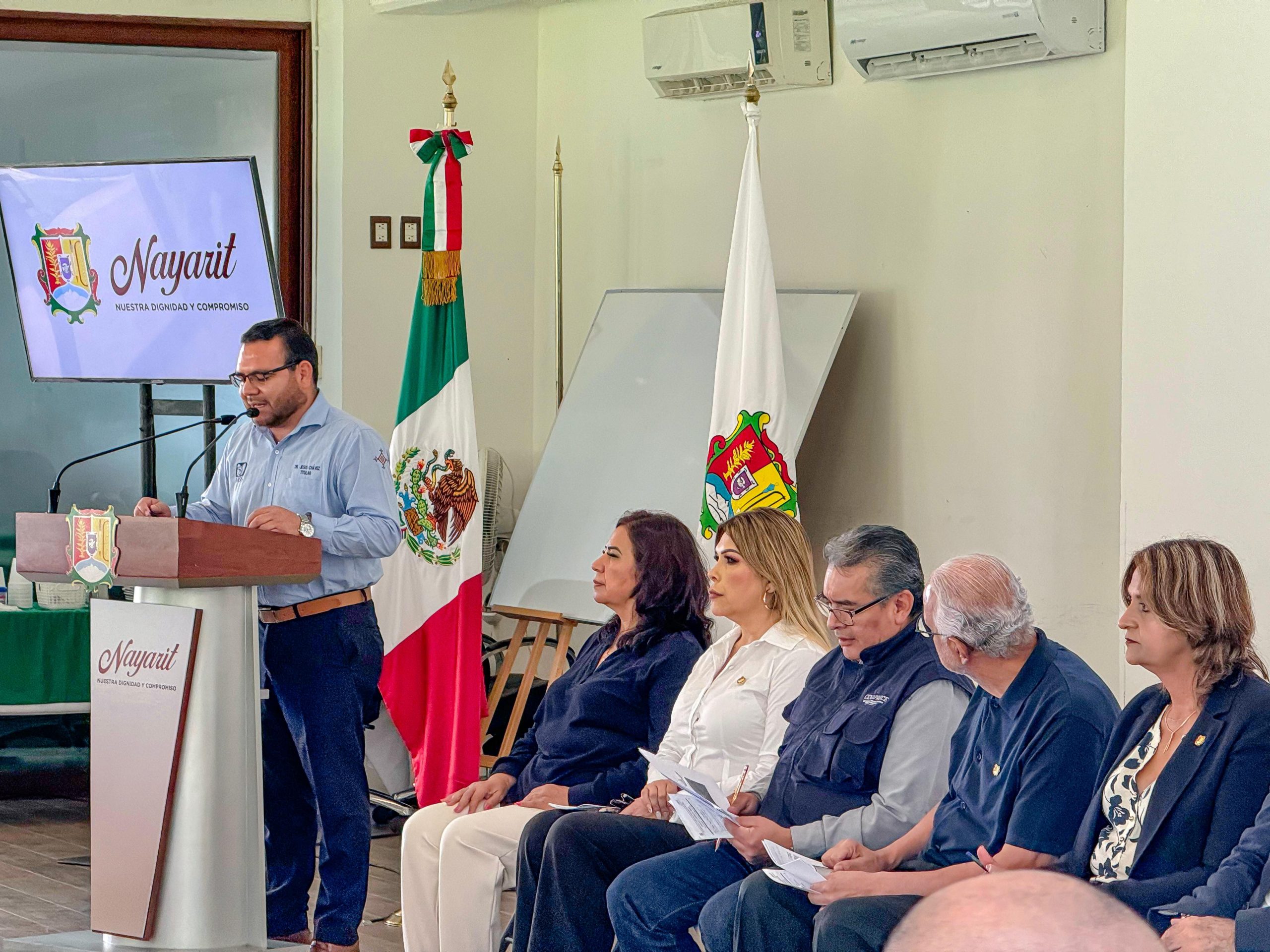 Lía Castro Díaz de León, preocupada por el aumento de casos de dengue en Bahía de Banderas, acude a reunión con el gobernador de Nayarit para tratar el tema