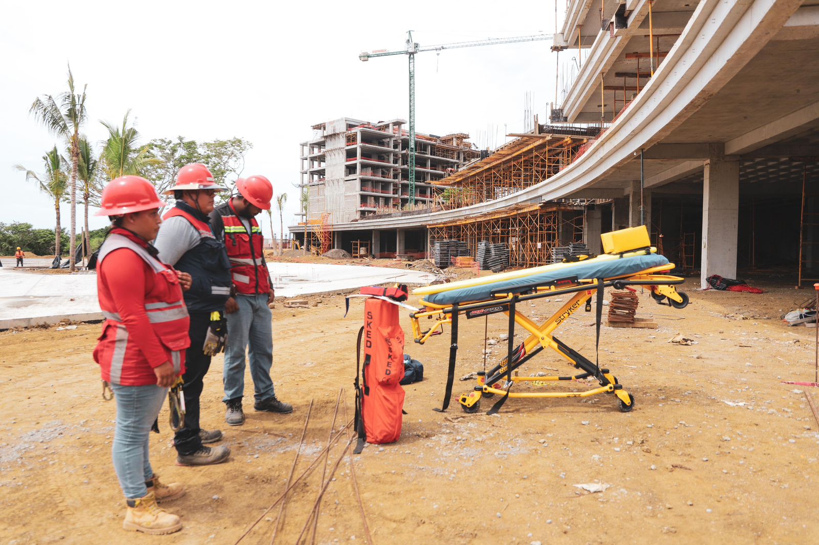 Implementan programa de capacitación "Seguridad en Alturas" en Bahía de Banderas Con el objetivo de reforzar la seguridad laboral y prevenir accidentes en trabajos de altura, diversas direcciones del municipio de Bahía de Banderas recibirán el programa de capacitación "Seguridad en Alturas", que se desarrollará en un total de cinco sesiones con una duración de 20 horas. Este programa está alineado con los estándares de seguridad exigidos por la Secretaría del Trabajo y Previsión Social (STPS), ofreciendo una formación integral tanto teórica como práctica. Dicho programa contará con cuatro sesiones teóricas centradas en los principios fundamentales de seguridad en alturas, los riesgos asociados, y el uso adecuado de equipos de protección personal, además de una sesión práctica, donde los participantes aplicarán los conocimientos adquiridos, asegurando que estos puedan reflejarse en la operación diaria. Las sesiones se impartirán de 9:00 de la mañana a 2:00 de la tarde, en las distintas direcciones de Bahía de Banderas, en fechas aún por confirmar. Al finalizar el programa, los participantes recibirán: • Constancia DC3: acreditando habilidades y destrezas, emitida por la Secretaría del Trabajo y Previsión Social. • Diploma y constancia del centro evaluador CONOCER SEP. • Constancia del Colegio de Emergencias, Protección Civil y Bomberos AC. La capacitación será impartida por expertos en operación de equipos y técnicas de rescate en alturas, espacios confinados y estructuras. Con este esfuerzo, Bahía de Banderas refuerza su compromiso con la seguridad y bienestar de sus trabajadores, asegurando que cuenten con las competencias necesarias para enfrentar los riesgos asociados con trabajos en alturas.