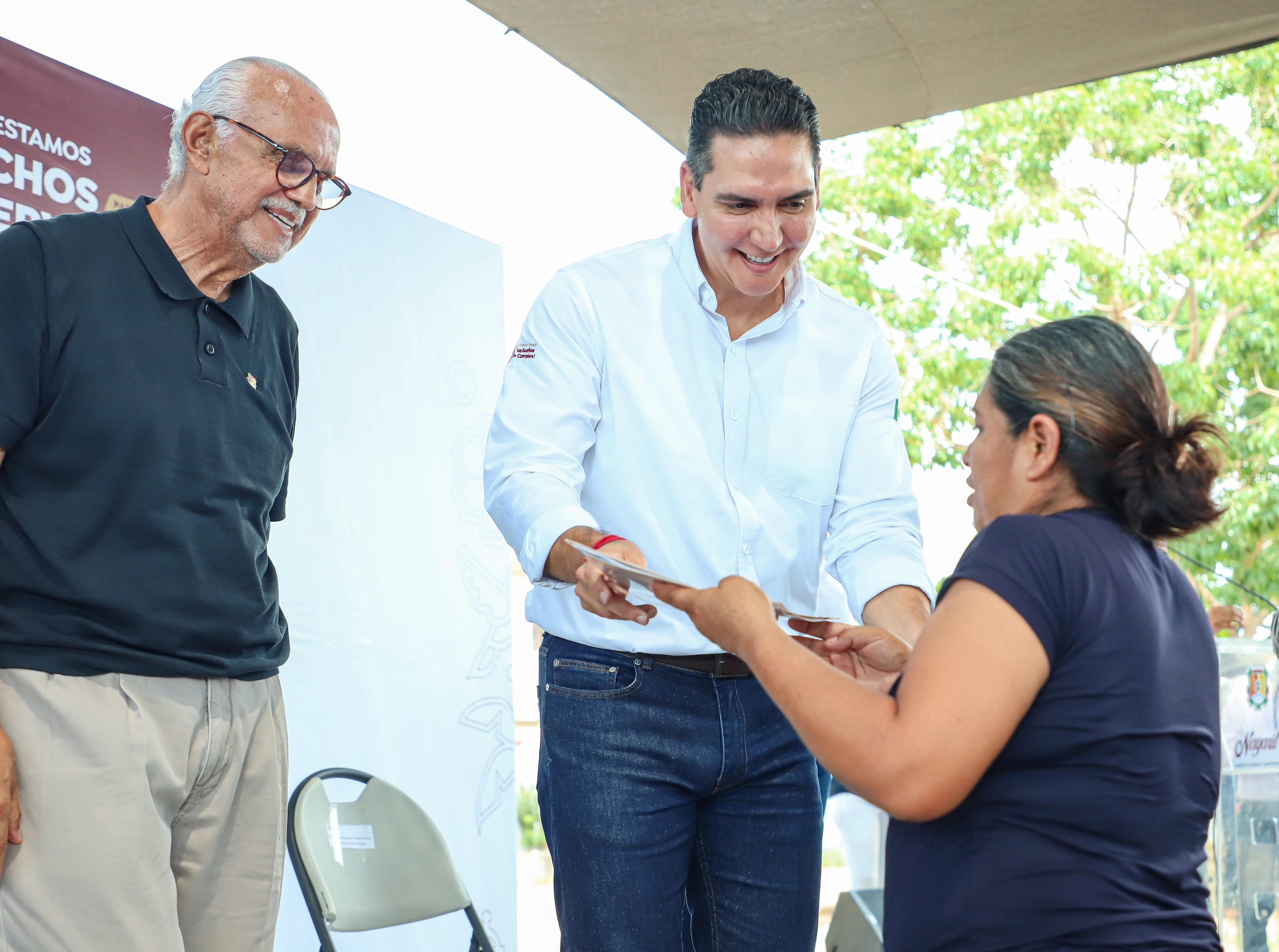 El alcalde Héctor Santana y el gobernador  Miguel Ángel Navarro Quintero entregan escrituras a habitantes de Villas Miramar en San Vicente