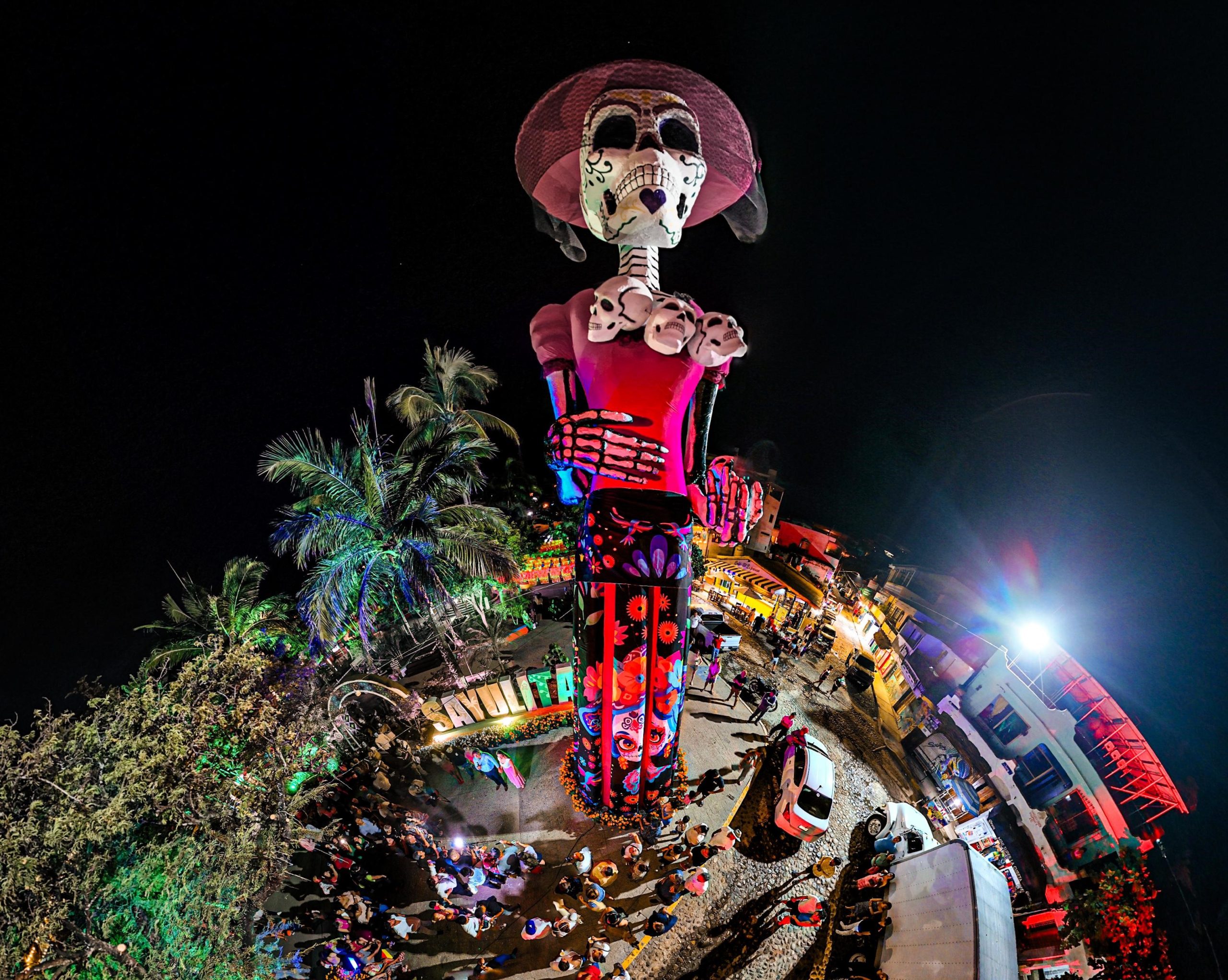 Develan monumental catrina en Sayulita como antesala del Festival Internacional de Día de Muertos Bahía de Banderas 2024