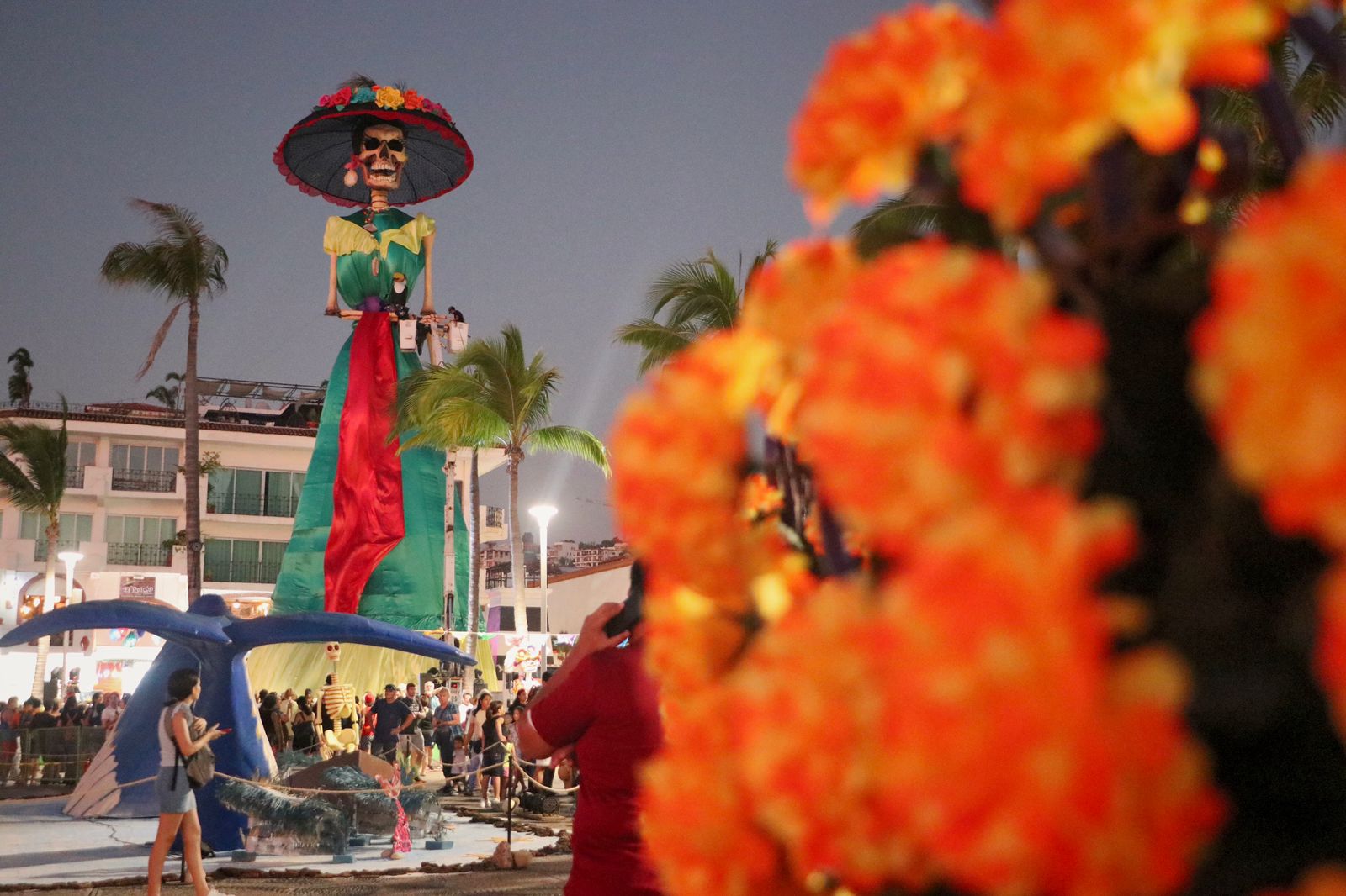 Catrina monumental engalana el Malecón de Puerto Vallarta