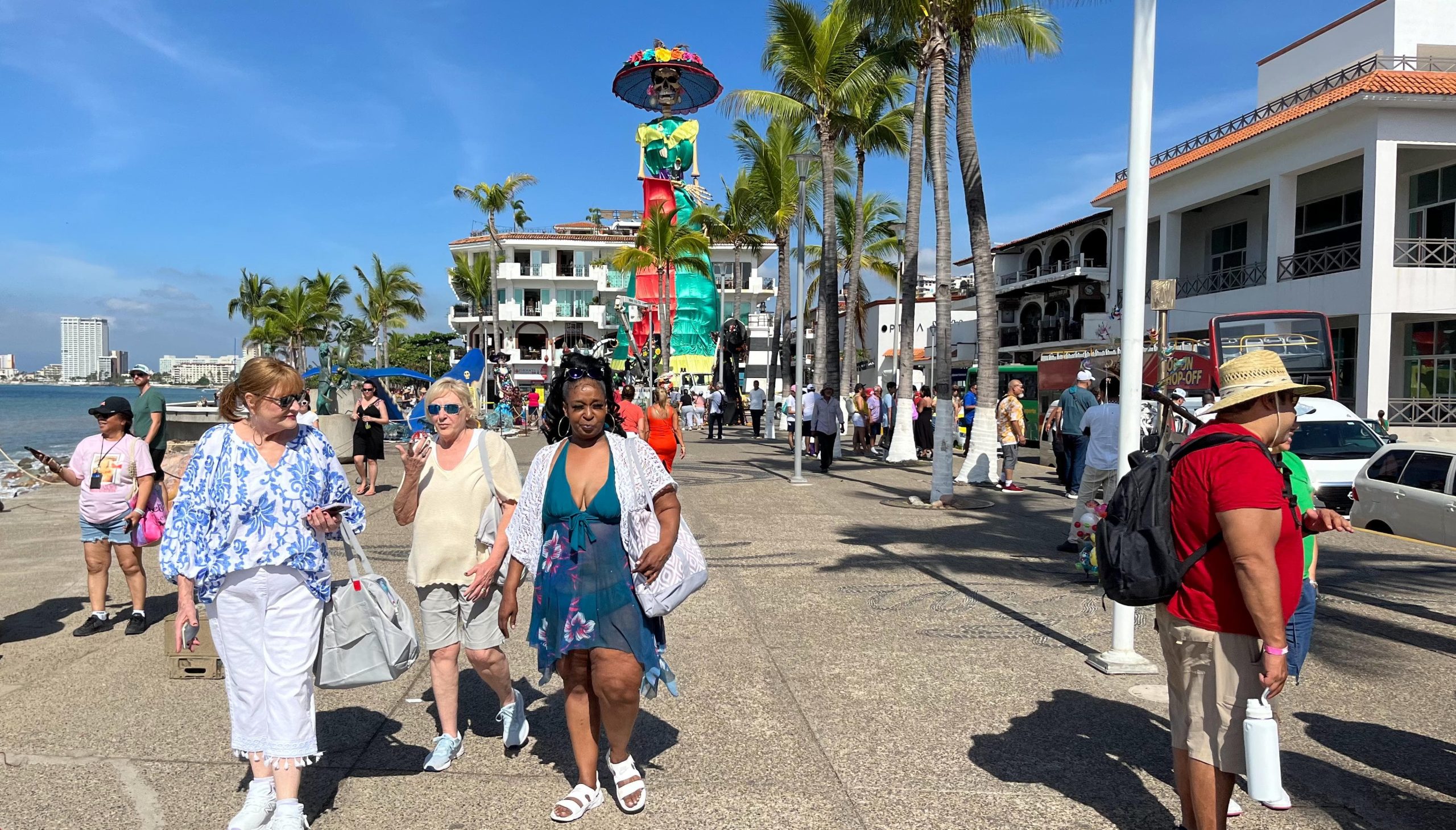 Miles de turistas disfrutan el fin de semana largo en Puerto Vallarta