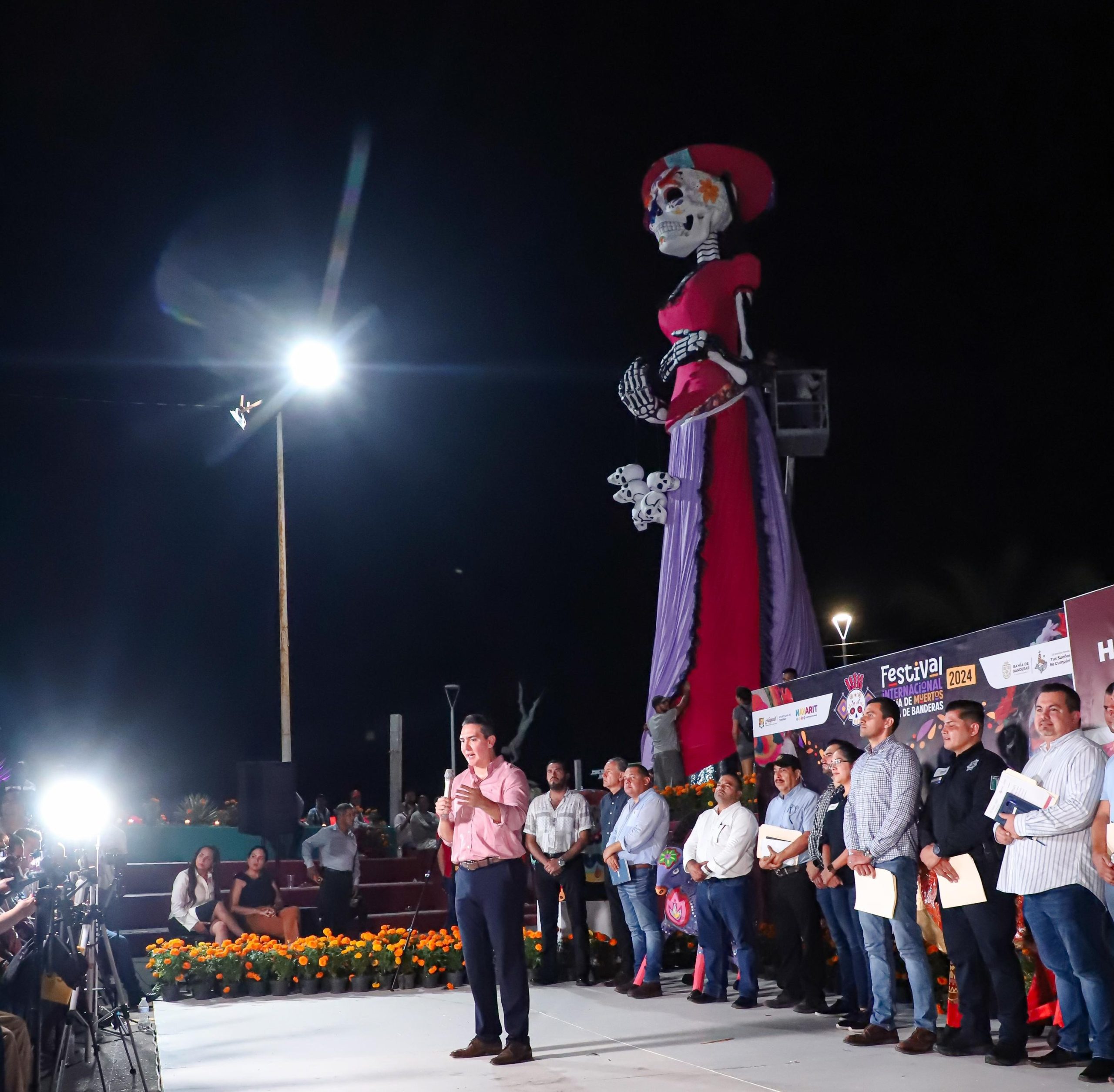 Héctor Santana lleva a cabo Rendición de Cuentas y encendido de catrina gigante en Bucerías