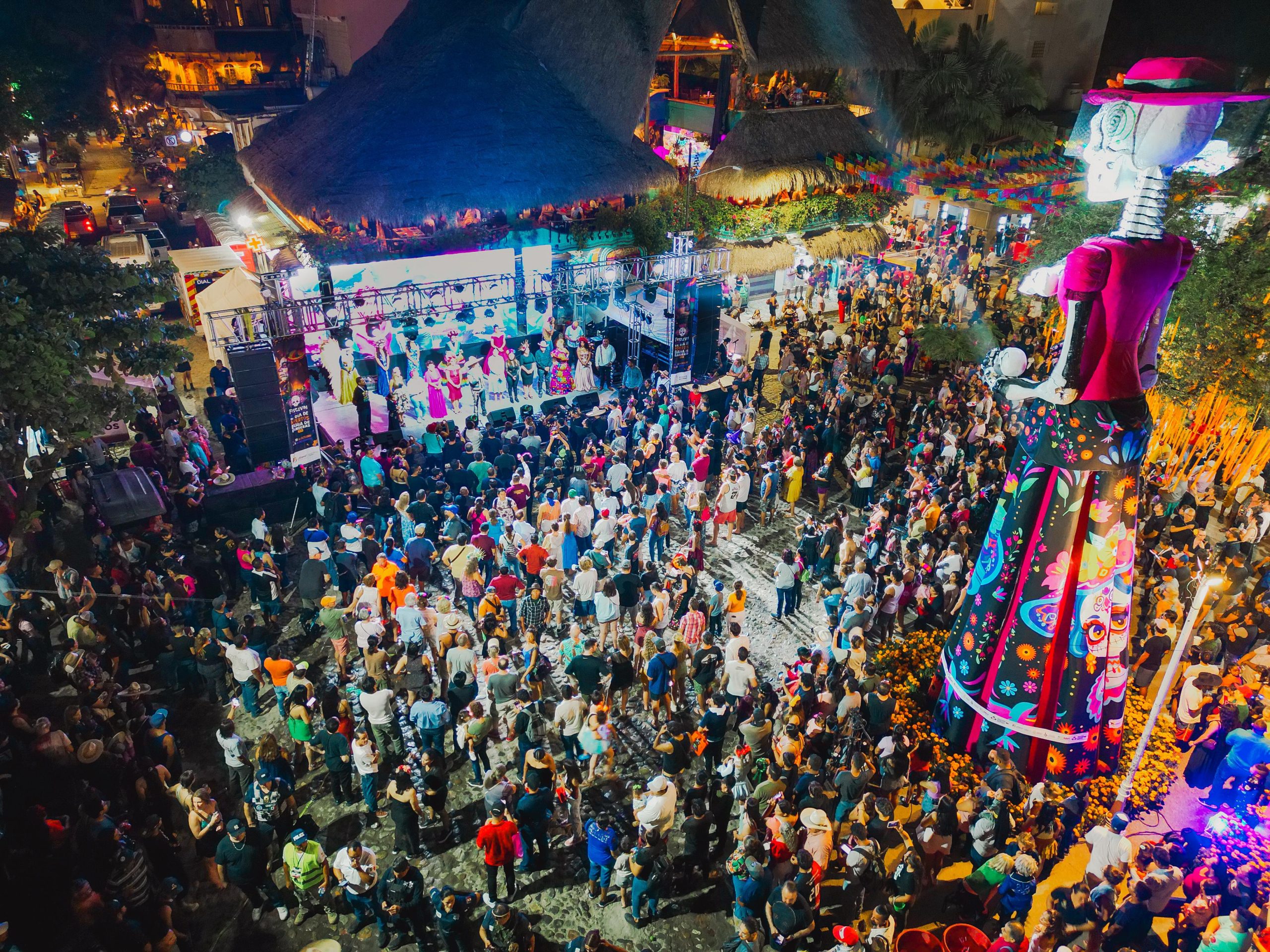 Arranca Héctor Santana con éxito el Festival Internacional de Día de Muertos en Bahía de Banderas con un vibrante desfile en Sayulita