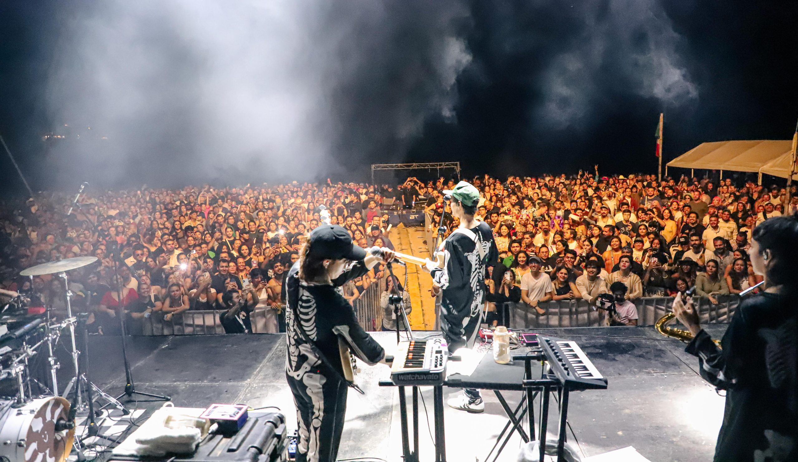 Caloncho conquista Sayulita en el Festival Internacional de Día de Muertos