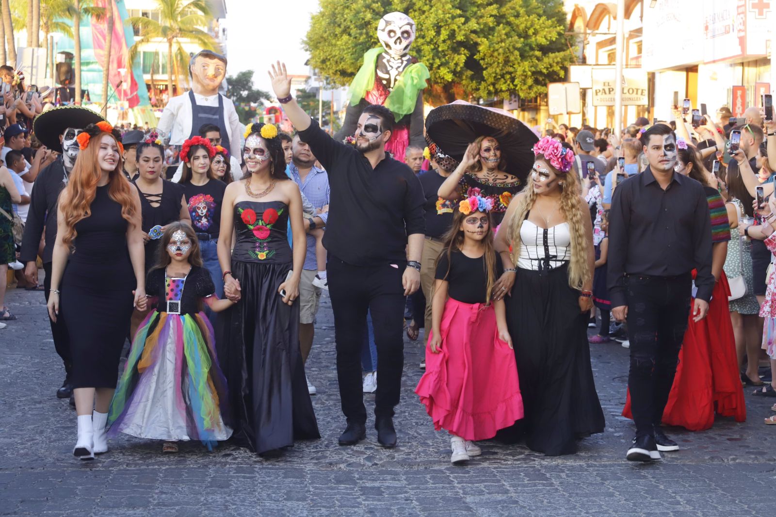 El presidente Luis Munguía encabeza desfile del Día de Muerto