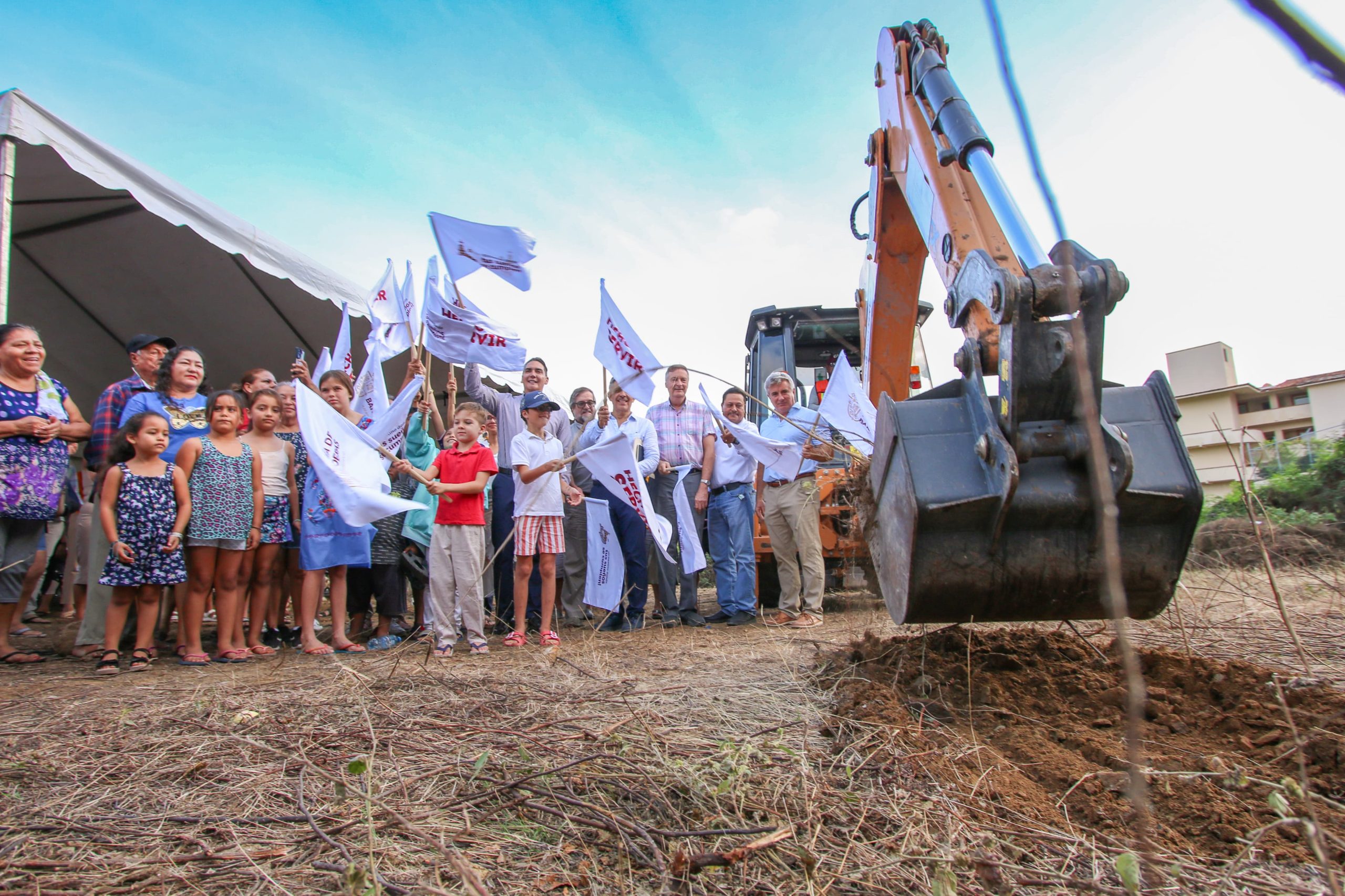 Héctor Santana arranca con la construcción de la plaza pública en Corral del Risco en Bahía de Banderas