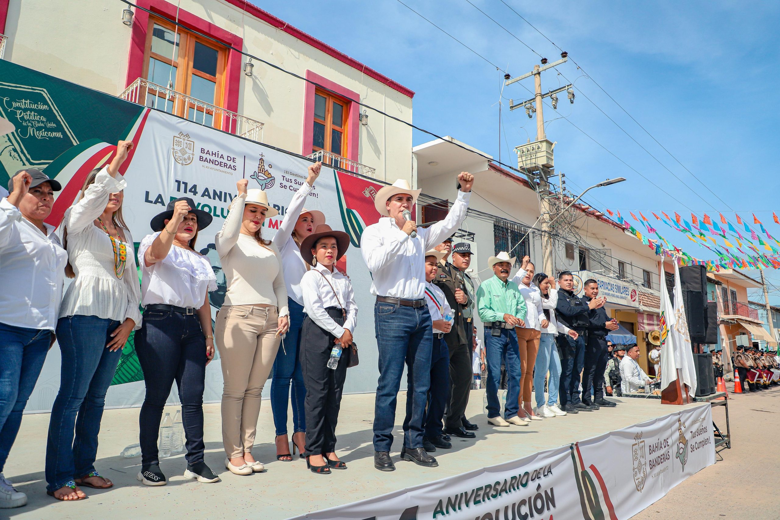 Héctor Santana encabeza el 114 aniversario de la Revolución Mexicana en Bahía de Banderas