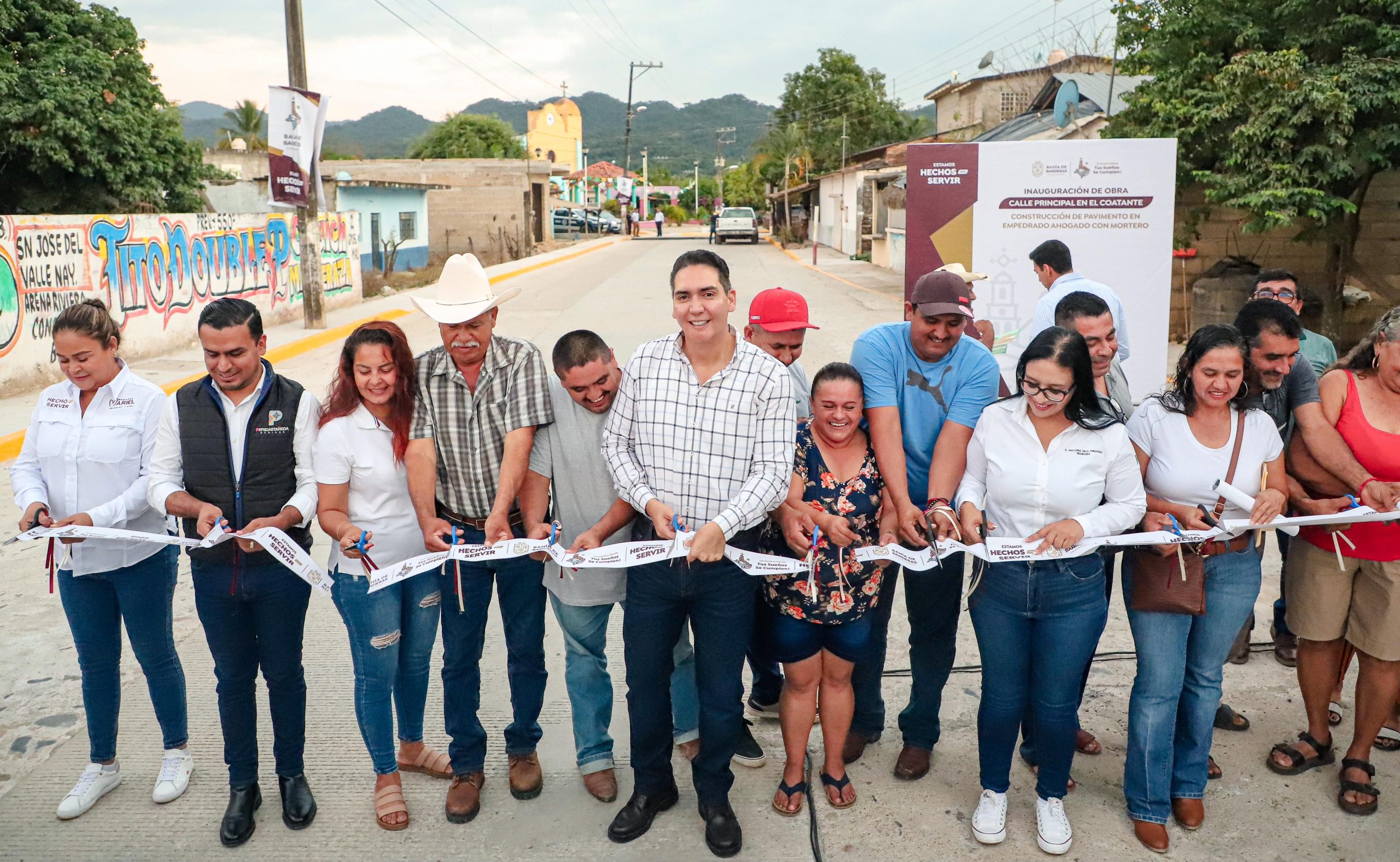 Inaugura Héctor Santana la nueva calle principal de El Coatante