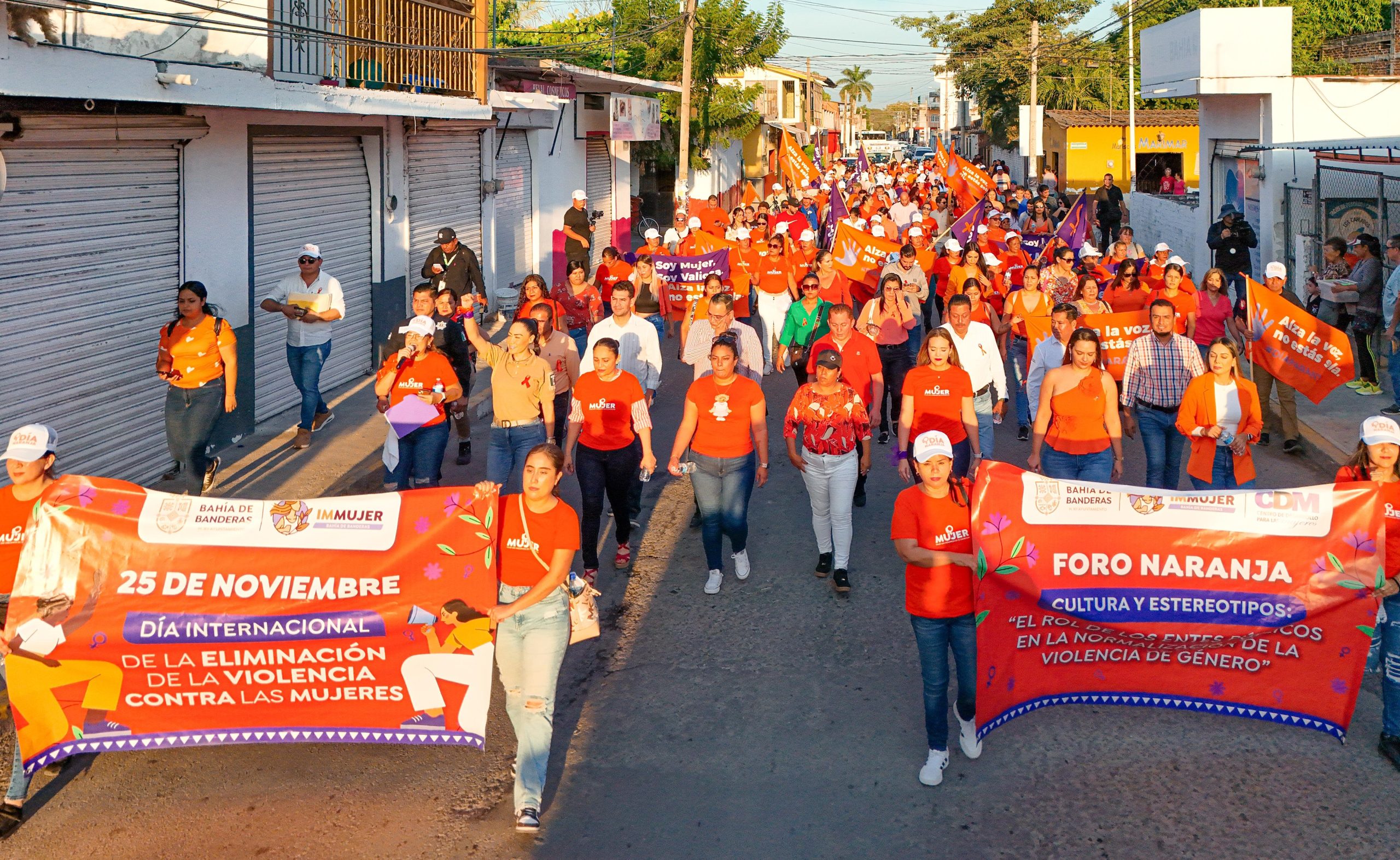 Conmemoran el Día Internacional de la Eliminación de la Violencia contra la Mujer con marcha y Foro Naranja en Bahía de Banderas