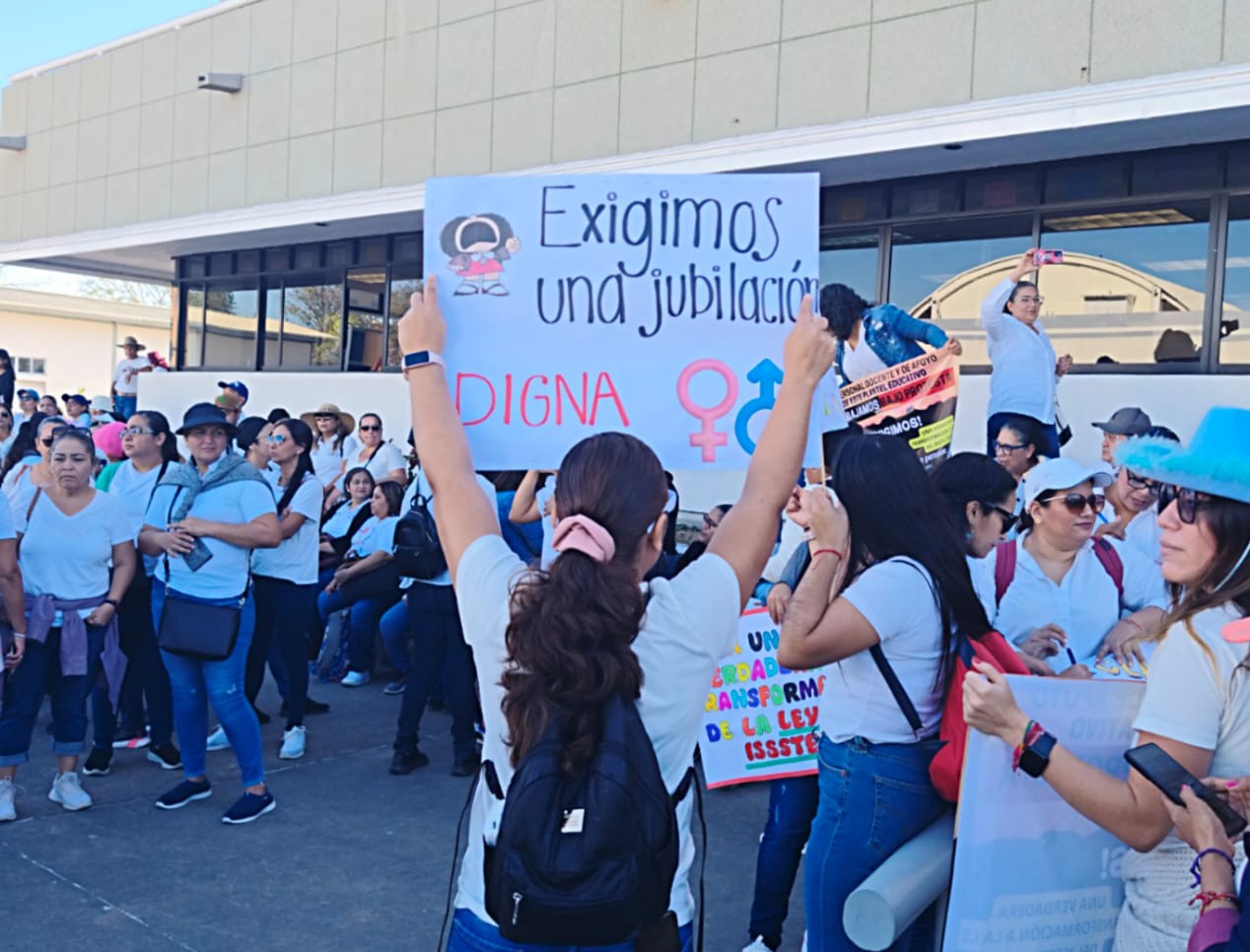 Maestros en Vallarta marchan contra la reforma a la Ley del ISSSTE